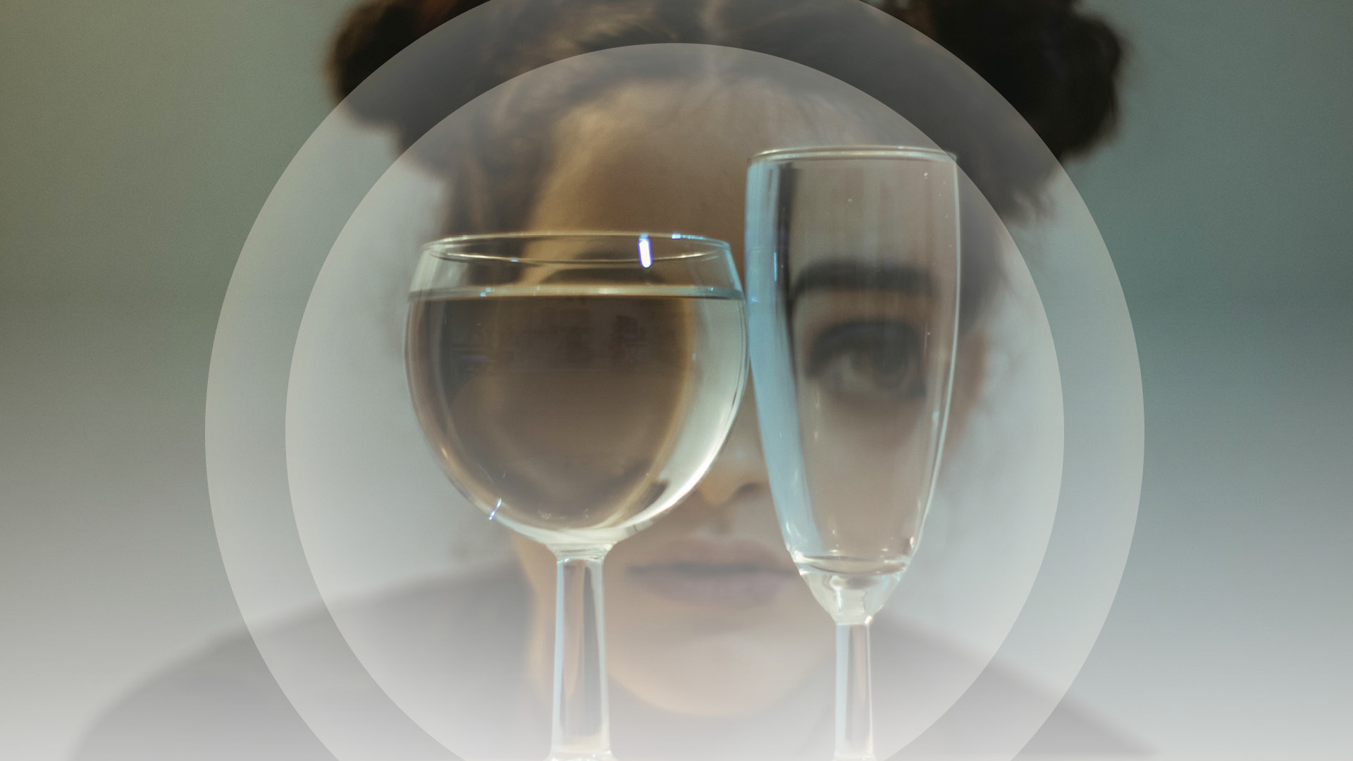 Ett vinglas med vatten och ett tomt champagneglas