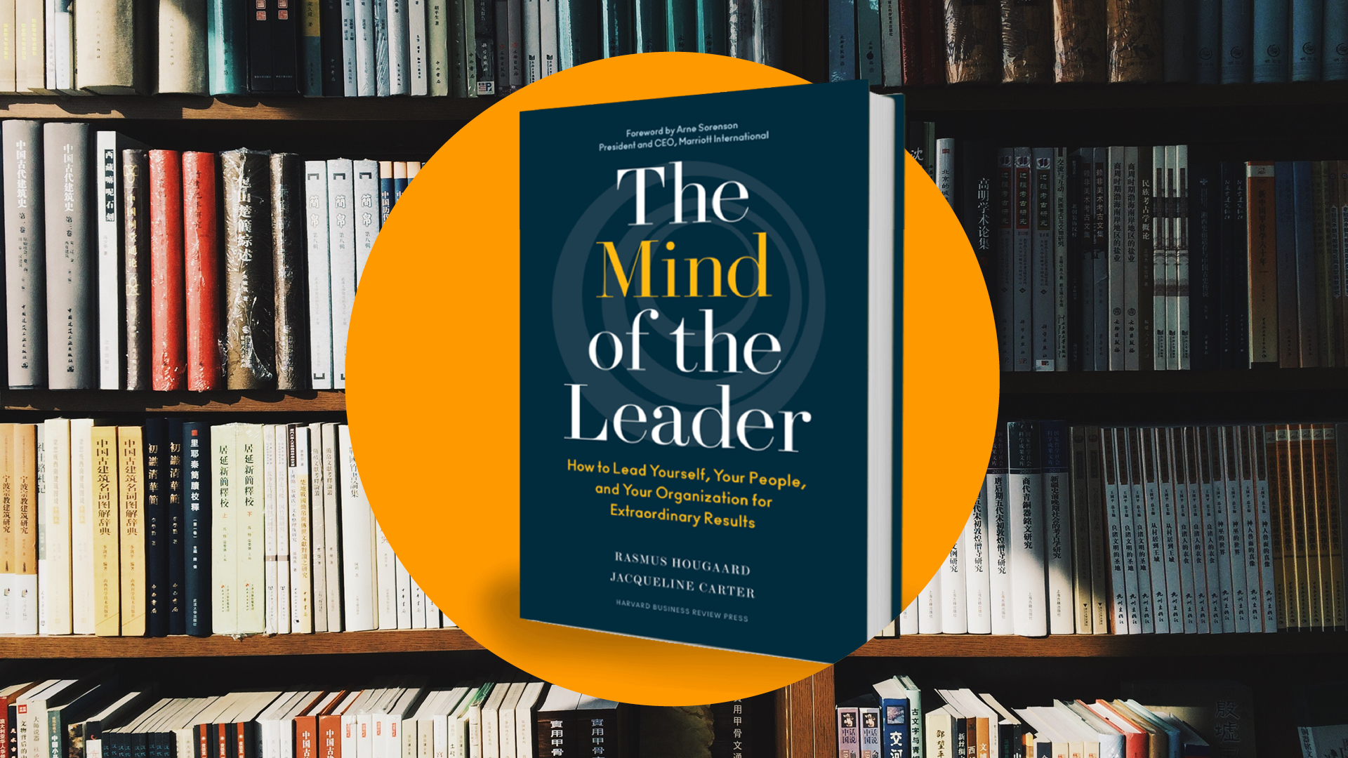 Boken The mind of the leader. I bakgrunden en bokhylla.